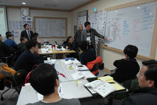 구미기업성장지원센터가 기업의 창의성과 문제해결능력을 키워주는 '트리즈'(TRIZ)과정을 개설해 5년째 성황리에 운영해오고 있다. 지난 24일부터 27일까지 구미기업성장센터에서 열린 트리즈 레벨2 교육 모습.     구미기업성장지원센터 제공